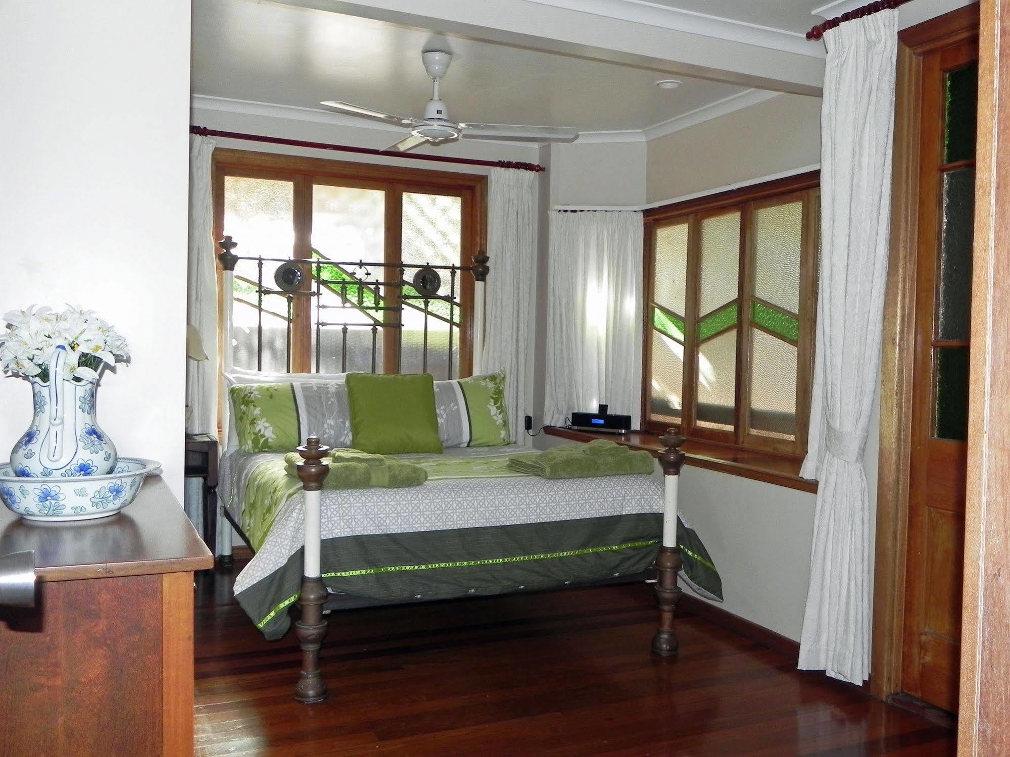 Airlie Waterfront Bed & Breakfast Airlie Beach Exterior foto
